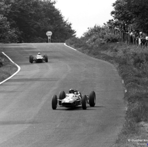 Au Nurburgring devant John Surtees